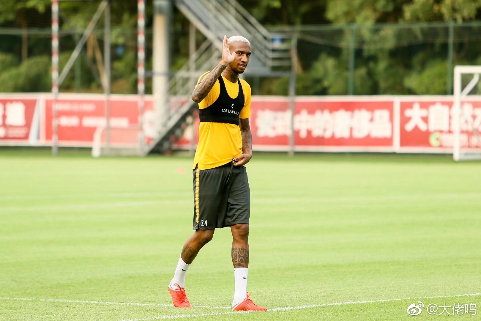 欧宝体育官网登录-拜仁慕尼黑训练开放日，冲刺阶段队长鼓劲引欢呼，社区盾在即，细节决定成败