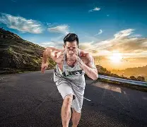 欧宝体育官网登录-冲刺阶段里昂备战社区盾，主帅复盘细节曝光，更衣室稳定，身体对抗强度拉满